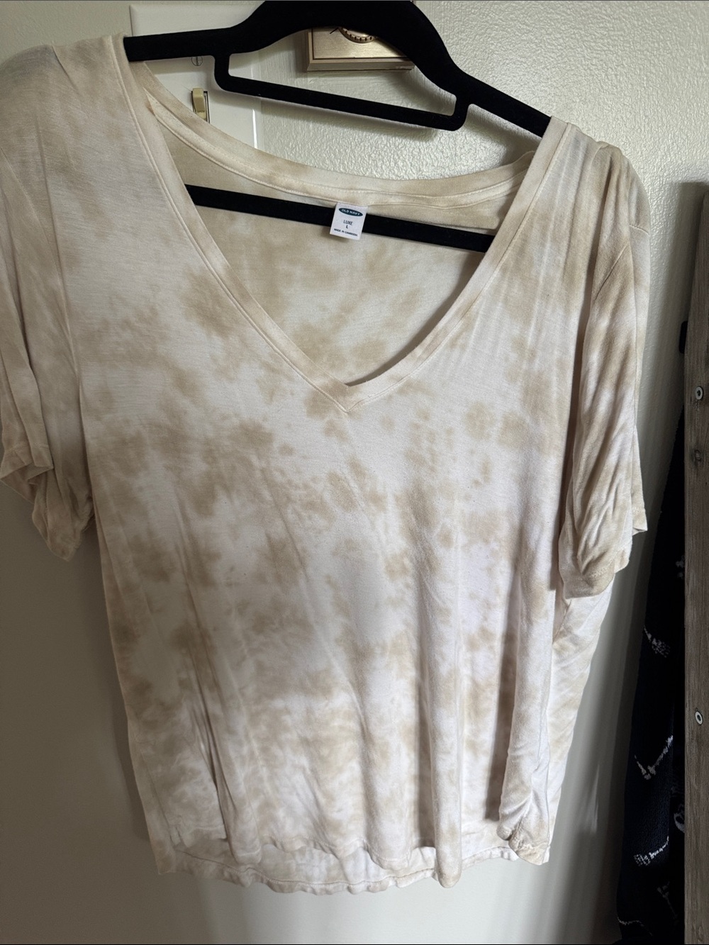Old Navy Beige Tie-Dye V-Neck Short Sleeve Tee